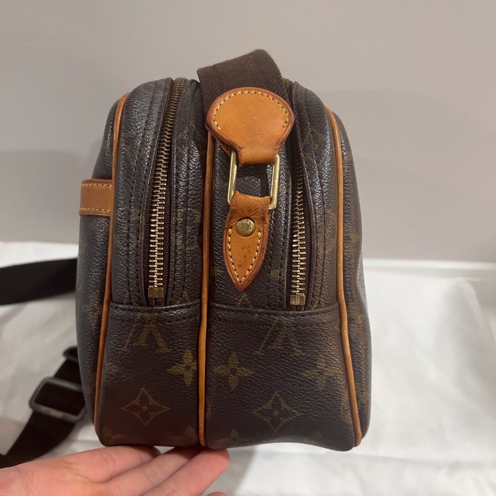 Louis Vuitton (discontinued) Monogram Reporter Bag (Authentic) - Picture 5 of 9